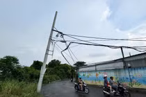 Phụ huynh lo lắng vì cột điện nghiêng ngay khu vực trường học