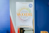 Vaxxers - cuốn sách kể về hành trình phi thường phát triển vắc xin AstraZeneca