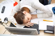 Thức khuya làm việc gây loét dạ dày 