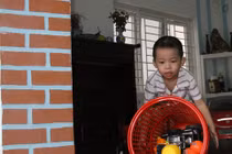 Trẻ hô biến đồ dùng thành... đồ chơi: nên hay không?