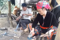 Trưởng bản người Mông có biệt tài rèn dao như xiếc, kiếm bộn tiền