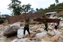 Hình ảnh tình quân dân cảm động giữa vùng lũ Hà Giang