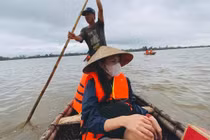 Quảng Trị ngập nặng, lên xe về TPHCM... Thuỷ Tiên “quay đầu” cứu trợ tiếp
