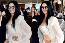 Diva Hồng Nhung vén áo khoe ngực đầy, eo thon ở tuổi U55