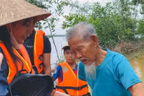 Thủy Tiên “xử đẹp” một người phụ nữ ăn chặn tiền từ thiện của dân vùng lũ