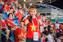 Tú Anh diện áo cờ đỏ sao vàng cổ vũ U23 VN