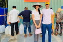 Kêu gọi hỗ trợ miền Trung, vợ chồng Thủy Tiên làm từ thiện thế nào?