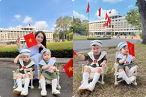 Biểu cảm đáng yêu của cặp song sinh nhà Sam trước Dinh Độc Lập