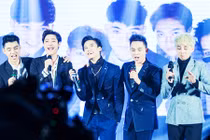 Nhóm nhạc The Air biểu diễn sung trong ngày ra mắt