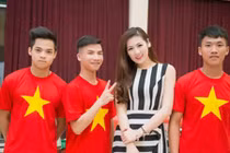 Dương Tú Anh cổ vũ đoàn thể thao VN dự SEA Games
