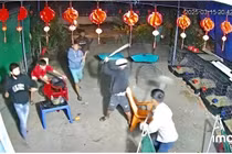 Nghĩ “bị nhìn đểu”, nhóm thanh niên xông vào nhà chém người