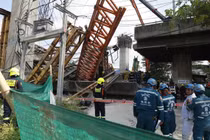 Sập cầu ở Thái Lan, nhiều người bị chôn vùi dưới đống đổ nát