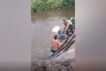 Cậu bé bị cá sấu cắn tử vong vì xuống sông nhặt bóng