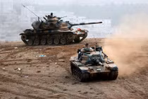 Thổ Nhĩ Kỳ dùng pháo, xe tăng giáng trả IS ở Syria