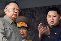 Ông Kim Jong-un học từ cha nghệ thuật “tung hỏa mù”?