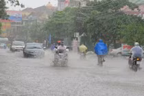 Hà Nội có mưa dông, nguy cơ ngập lụt cao