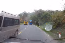 Video: Xe khách vượt kiểu 'giết người' trên đèo Thung Khe, suýt đấu đầu ô tô con