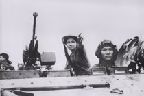 Loạt ảnh cực độc về phụ nữ miền Nam trong chiến thắng 30/4/1975