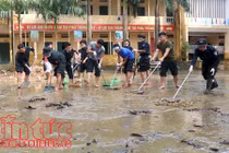 Ấm lòng cảnh chiến sĩ công an giúp dân trong mưa lũ