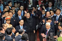 Video: Ông Kim Jong-un vẫy tay chào Việt Nam, lên tàu về nước