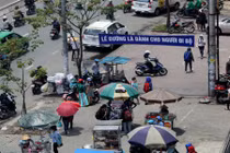 Băng rôn “giành” vỉa hè đi bộ bị vô hiệu hóa
