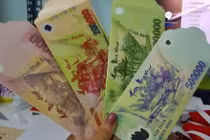 Bao lì xì bằng "tiền 500 ngàn đồng" gây sốt thị trường Tết