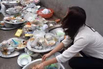 Rửa 8 mâm bát trong ngày ra mắt, cô gái đứng lên làm hành động lạ