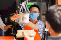 Hàng quán ở TP.HCM dùng cần câu thu tiền, giao hàng để tránh COVID-19