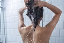 Bí mật động trời của cô vợ tắm quá nhiều lần một ngày