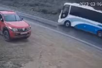 Drift ở tốc độ cao tránh đối đầu xe tải, ô tô lật nhiều vòng