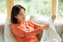 Thấy chị giúp việc cứ mân mê cái váy, tôi hỏi thì chị bật khóc