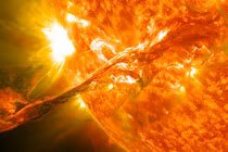 Cầu lửa “tàng hình” nhuộm hồng trời đêm khiến NASA trở tay không kịp 