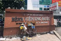 Công an làm việc với cô gái tố bác sĩ đòi “vui vẻ” mới đưa thuốc