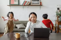 Mách mẹ 7 bước làm dịu cơn ăn vạ của trẻ