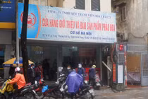 Cảnh tượng bất ngờ tại các quầy bán pháo hoa Tết ở Hà Nội