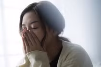 Giỗ lần hai của bố chồng, phát hiện chiếc hộp gỗ lạ trên ban thờ