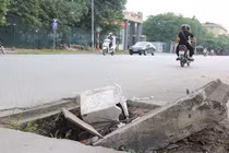 Hà Nội: Nắp cống lộ thiên trên Phố Viên - Nguyễn Đình Tứ “bẫy” người đi đường