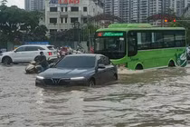 Hà Nội mưa lớn khiến Đại lộ Thăng Long ngập sâu gần 1 mét