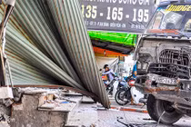 Xe tải đâm sập 3 ki-ốt sau khi tông liên hoàn 3 ôtô