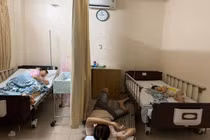 “Người chồng của năm” gây sốt mạng, bế con suốt đêm cho vợ ngủ 