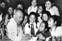 Xúc động hình ảnh muôn đời giá trị về Chủ tịch Hồ Chí Minh
