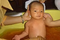 Lưu ý sống còn khi tắm lá trị rôm sảy cho trẻ