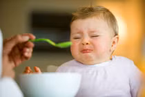 Tác hại của từng kiểu cho bé ăn sai lầm gây choáng váng