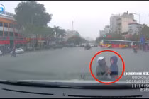 Video: Tạt đầu ô tô, 2 mẹ con ngã văng ra đường