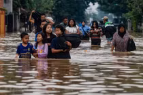 Video: Hơn 50 người thiệt mạng do lũ quét ở miền đông Indonesia
