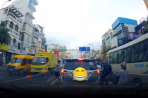 Video: Ném rác bừa bãi xuống đường, người lái xe nhận cái kết bất ngờ