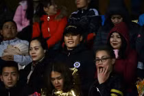 Video: Bùi Tiến Dũng ngồi khán đài xem Hà Nội FC thi đấu
