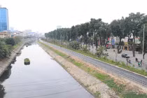 Video: Bịt mũi trên con đường đi bộ dài nhất Hà Nội