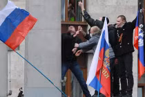TP Donetsk, Ukraine tuyên bố “Chính quyền nhân dân”, treo cờ Nga