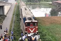 Ô tô bị tàu hỏa đâm khi vượt đường sắt ở Hải Dương, 5 người cấp cứu